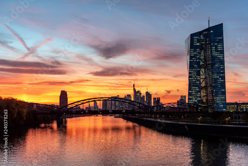 Europ  ische Zentralbank mit Frankfurter Skyline im Sonnenuntergang
