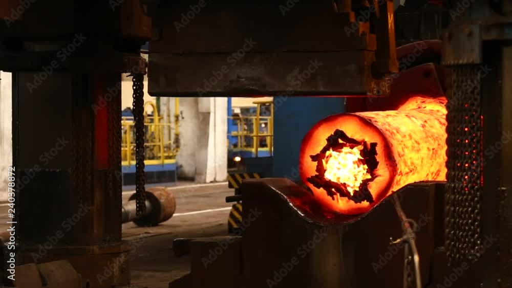 Forgar Forming a part from hot metal on the anvil using a hydraulic hammer in ...