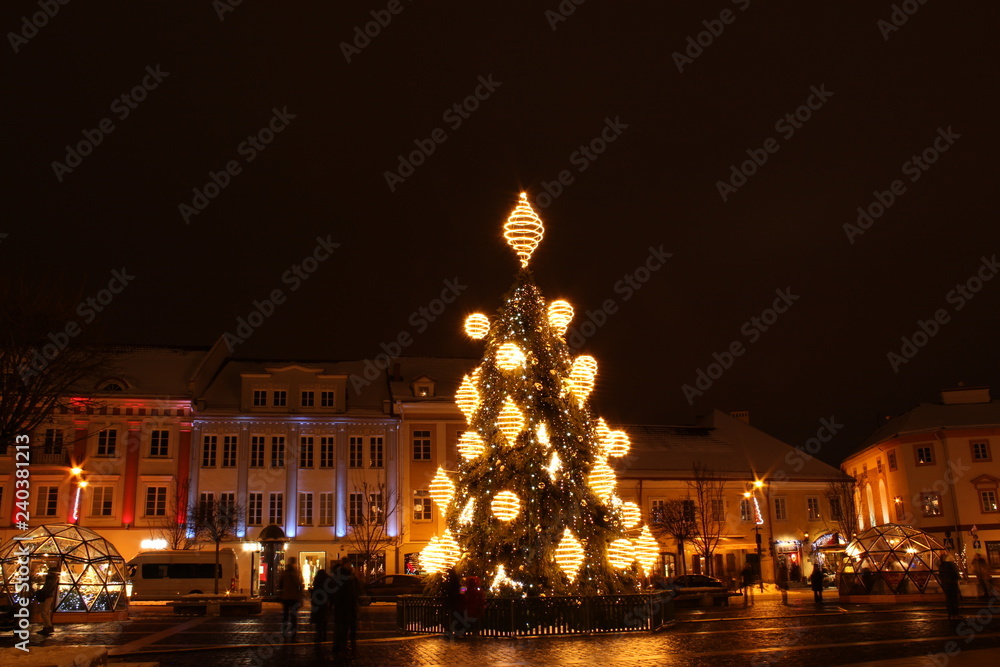 Fototapeta premium Vilnius, Lithuania 12-24-2018: 2018 years Christmas tree In Vilnius, Rotuses square, Lithuania