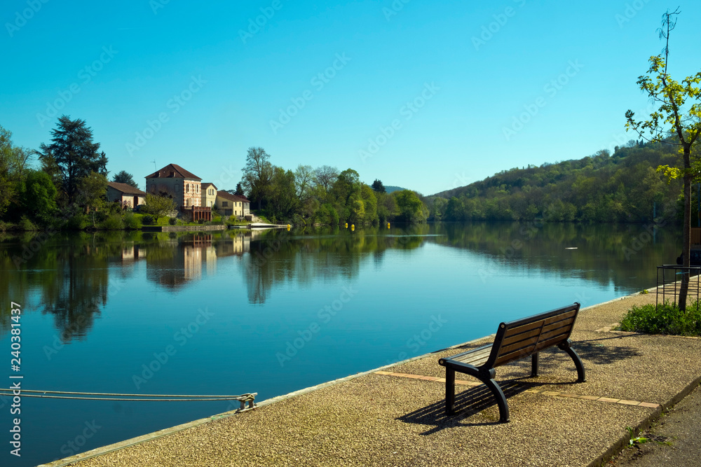 Fototapeta premium The tranquil Lot River at St-Sylvestre-sur-Lot, Lot-et-Garonne,