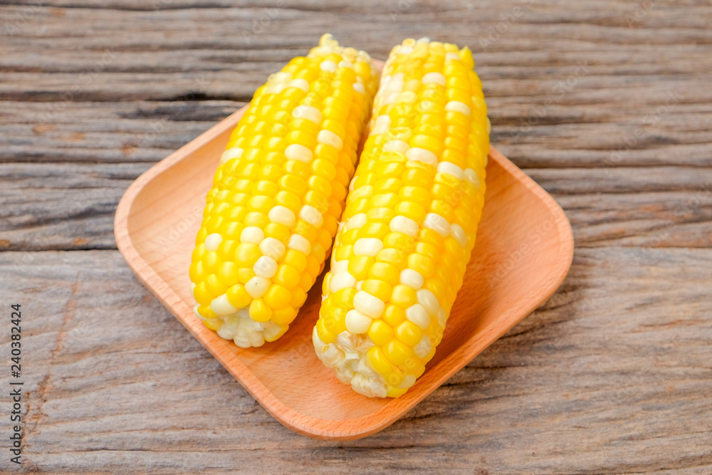 The steamed corn of the pearl corn is distinguished by the yellow and white kernels. The steamed corn of the pearl corn is distinguished by the yellow and white kernels.