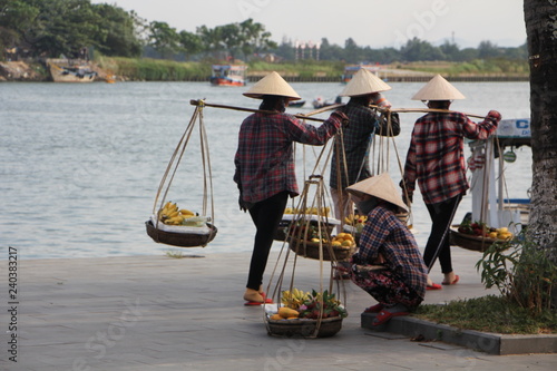 Donna in Vietnam al lavoro photo