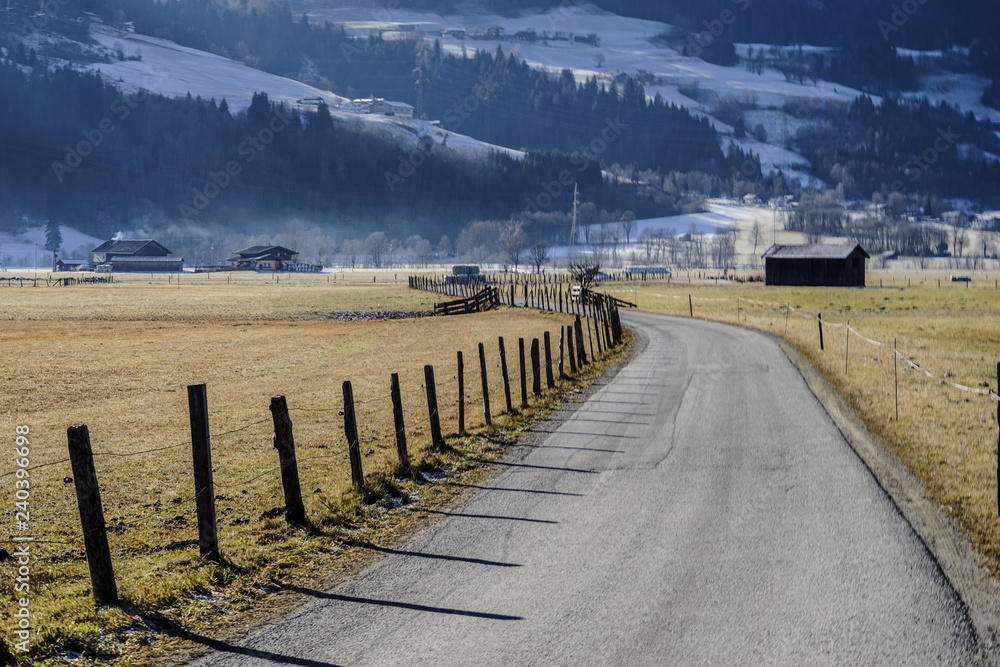 Obraz premium Winterpanorama. Winterstraße. Winterurlaub. Österreich. Italy.