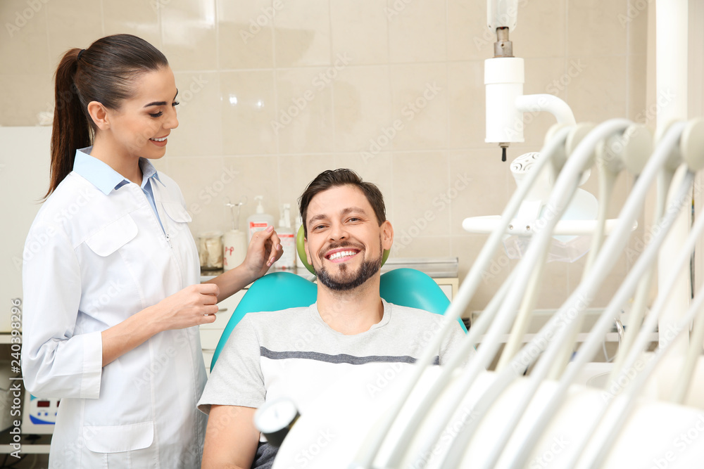 Obraz premium Professional dentist working with patient in modern clinic