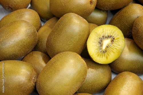 yellow kiwi fruit on the market. Golden kiwi fruit. many yellow kiwi fruit 