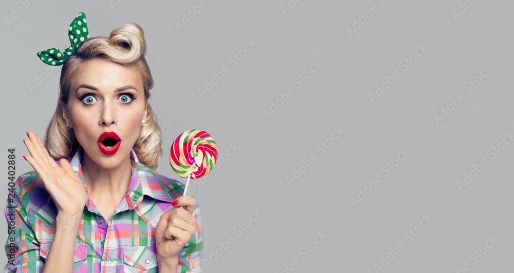 Εκτύπωση καμβά beautiful woman with lollipop, dressed in pin-up style