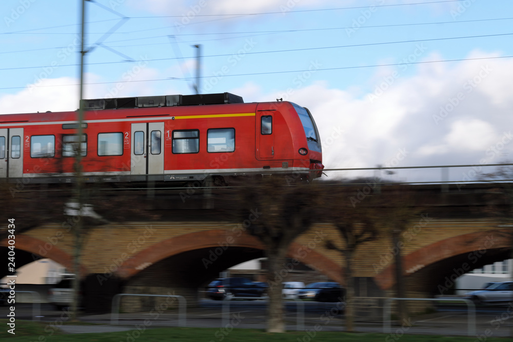 Zug des Nahverkehrs auf Viadukt - Stockfoto
