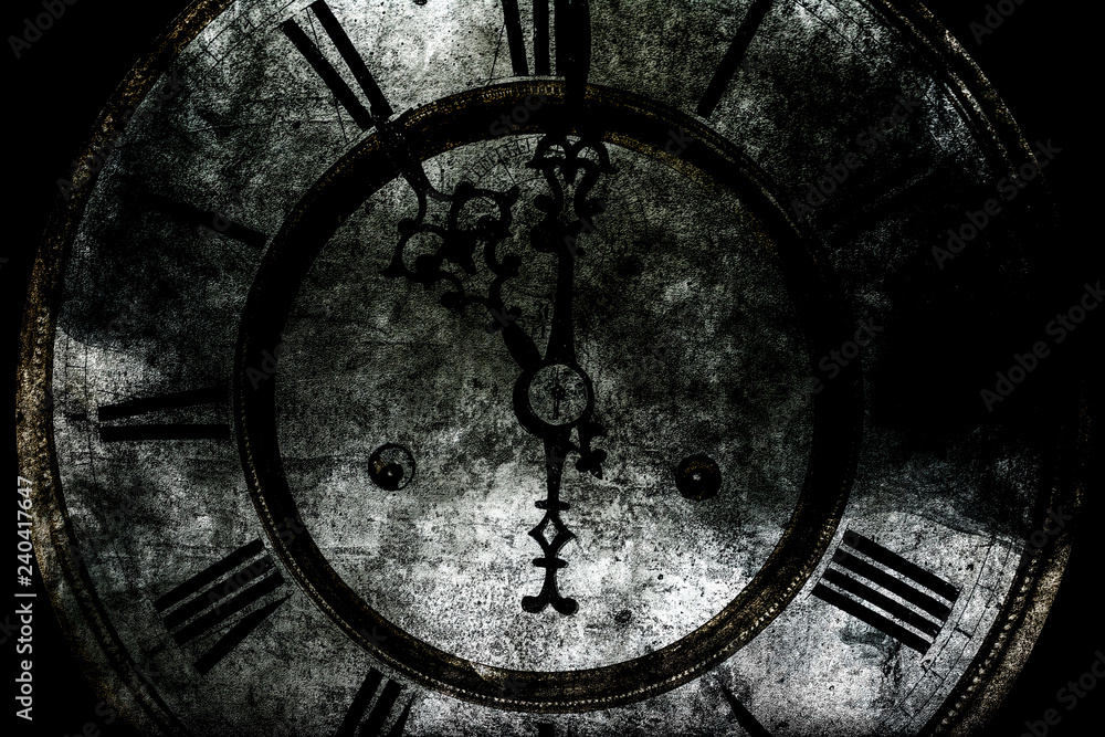 Obraz premium vanishing clock with roman numerals. concept is transient