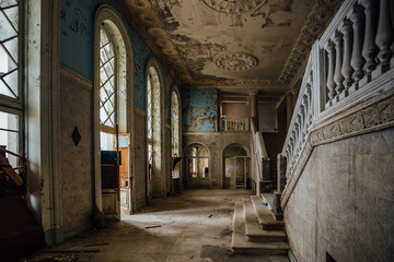 Wandcirkels Oude verlaten gebouwen Spookachtig interieur van verlaten landhuis  © Mulderphoto