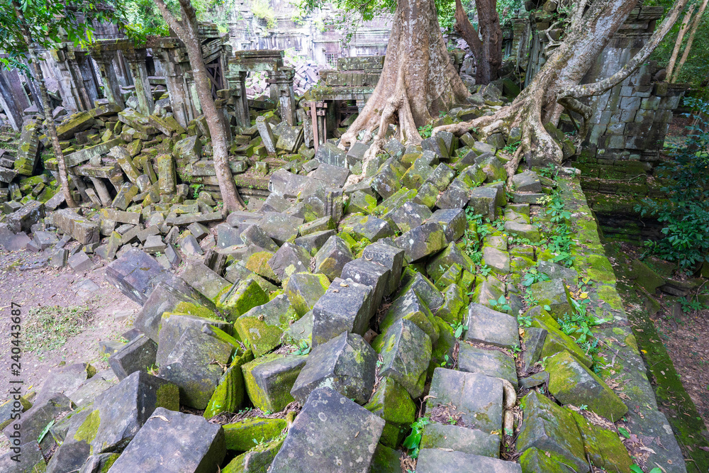Fototapeta premium ruin at Beng Mealea temple