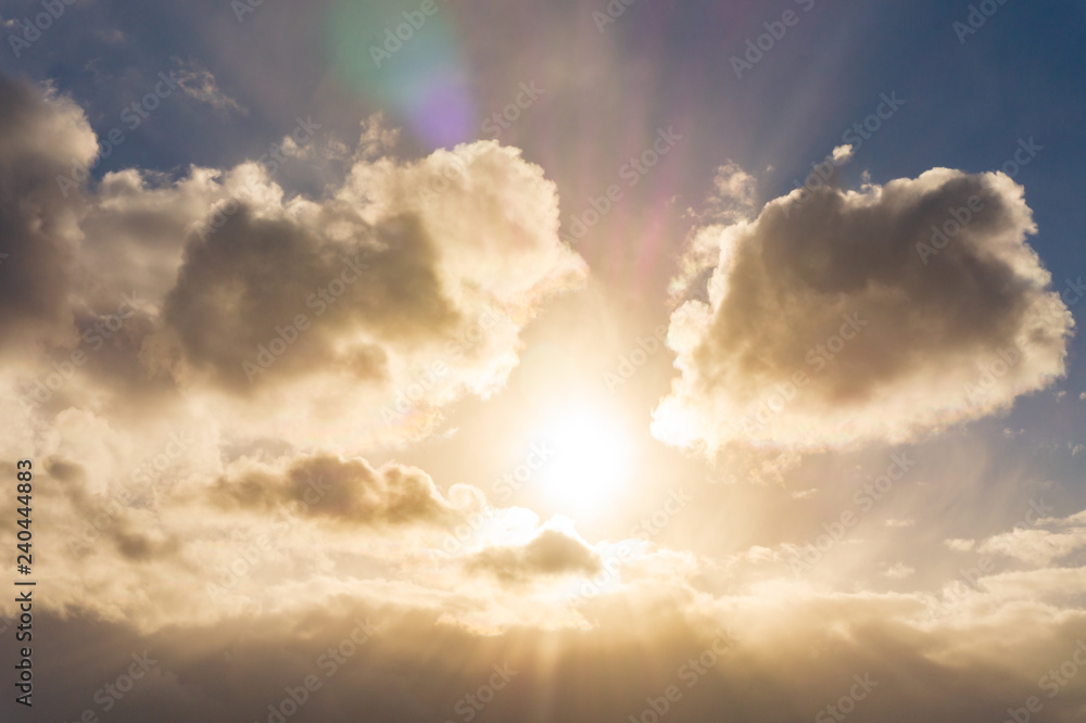 Obraz premium 太陽と雲 青空 薄明光線 夕日