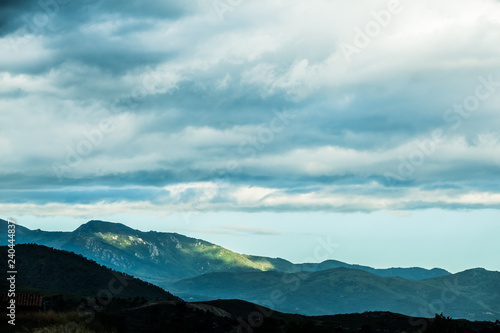 Paysage montagneux en Bourgogne, France © PicsArt