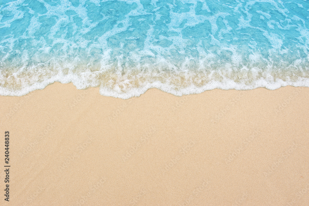 Fototapeta piękna piaszczysta plaża i delikatna błękitna fala oceanu