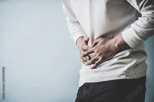 男性　腹痛 photo