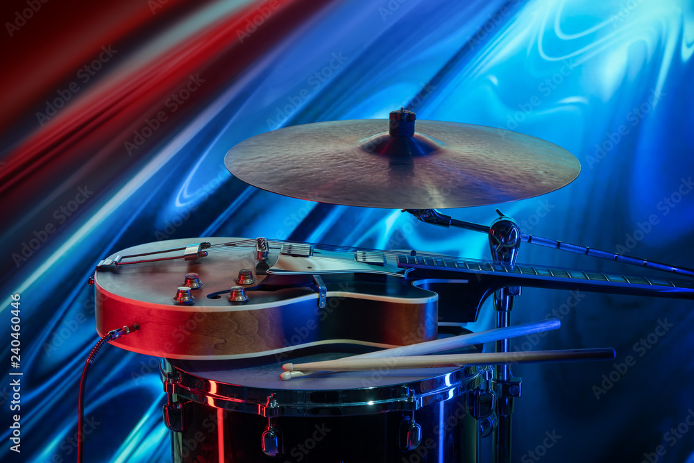 Obraz premium Ensemble-electric guitar, drum with sticks and plate