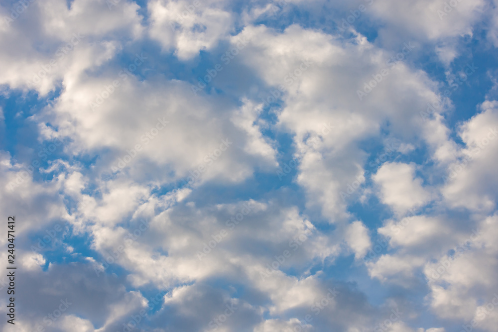 Obraz premium The beauty of the sky with clouds and the sun.