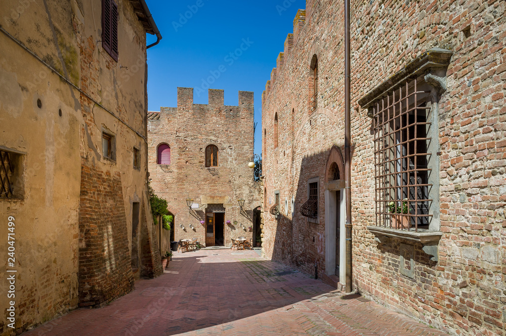 Obraz premium Ancient fortress at Certaldo comune