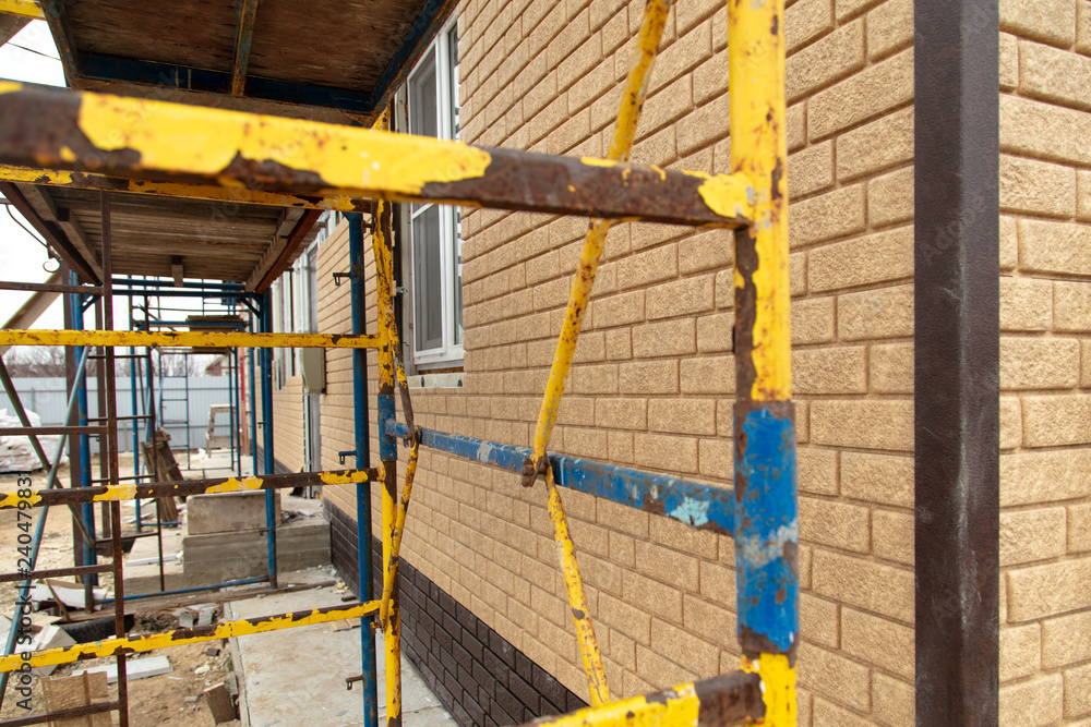 Naklejka premium Installing siding on the walls of the house