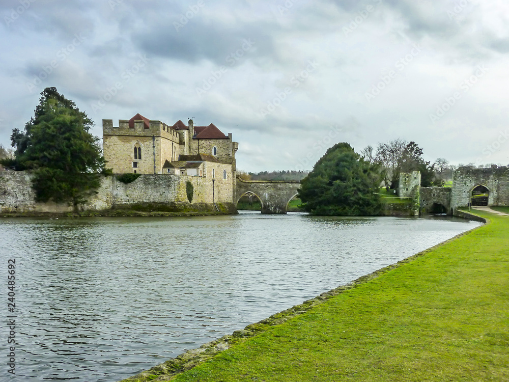 Fototapeta premium Winter landscape in England, Leeds Castle. Beautiful English castle, Maidstone, Kent.