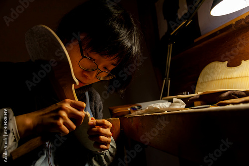 Obraz na plátně female craftsman violin maker working on a new violin