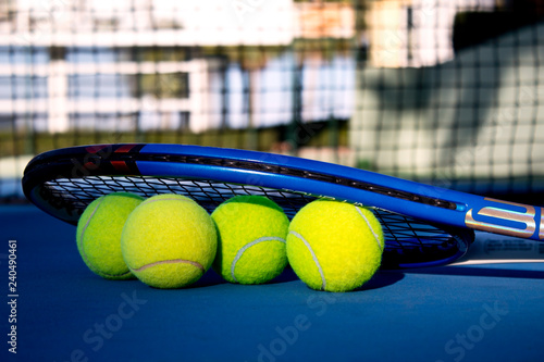 tennis balls on a tennis court © Hazal