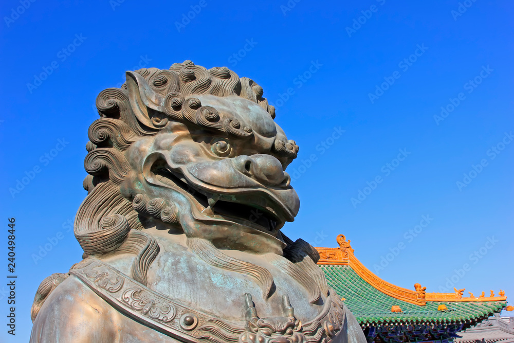 Fototapeta premium copper lions in a temple