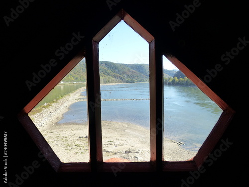 Fensterblick mit Gittern in die Landschaft