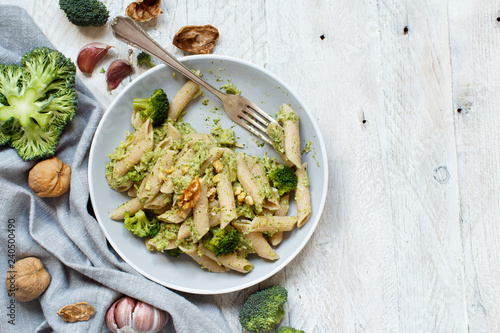Wholegrain Pasta with broccoli and walnuts cream