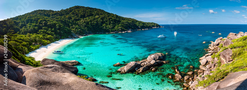 Fotografia, Obraz Panorama of a beautiful tropical sandy beach and lush green foliage on a tropica