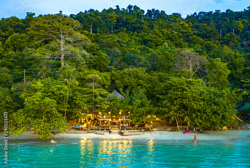 Restaurant on the sea, Chang