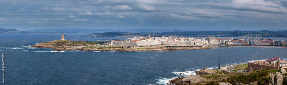 Panorámica La Coruña donde se puede ver la Torre de Hércules y el Obelisco Milenium