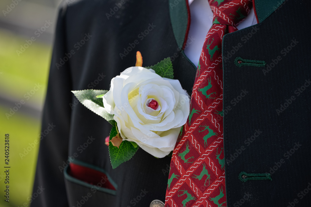 Schöne weiße Blume steckt bei einer Hochzeit als Anstecker am Sakko des  Bräutigam Stock-Foto | Adobe Stock