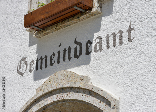 Schriftzug Gemeindeamt an einer alten Hausfassade