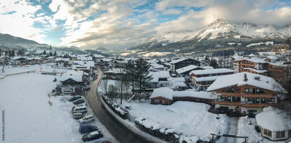 Obraz premium luftaufnahme von Ellmau in Tirol im Winter mit wolkigem blauen Abendhimmel