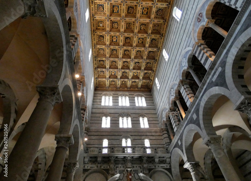 Catedral de Santa María Asunta,Duomo di Pisa, en la Piazza dei Miracoli, católica romana medieval dedicada a la Asunción de la Virgen, arte románico. photo