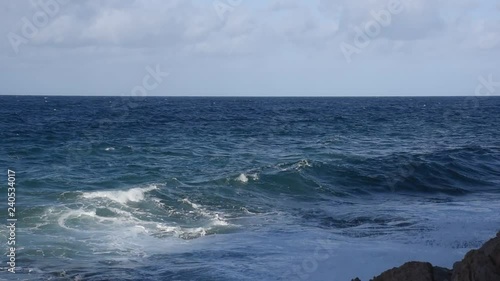 Video di Onde del mare sulla scogliera photo