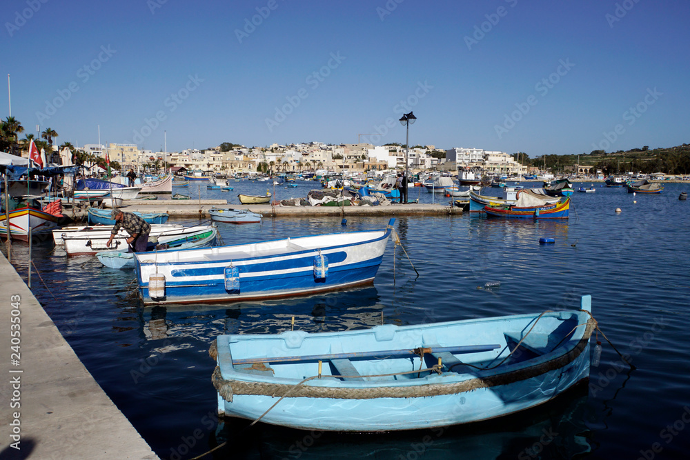 traditionelle, bunte Fischerboote im Hafen von Marsaxlokk