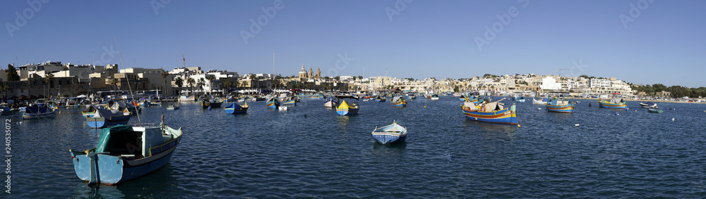 Hafen Marsaxlokk mit traditionellen, bunten Fischerbooten