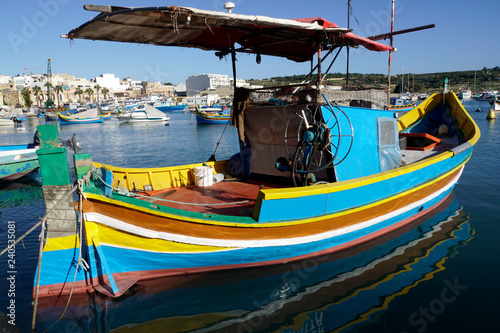 Wallpaper Mural traditionelle, bunte Fischerboote im Hafen von Marsaxlokk Torontodigital.ca