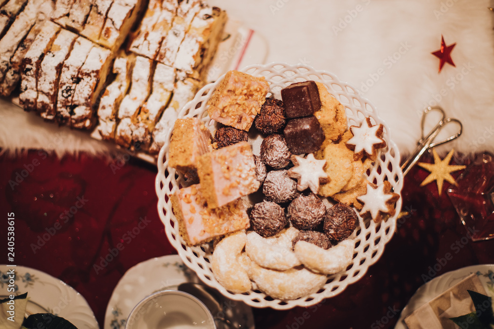 Festlich gedeckter Tisch voller Plätzchen und Stolle zu Weihnachten Festlich gedeckter Tisch voller Plätzchen und Stolle zu Weihnachten