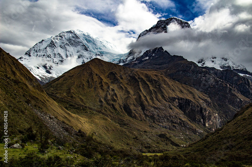 La bellissima Cordillera bianca e le sue lagune nel parco nazionale Huascaran, Huaràz, Perù photo