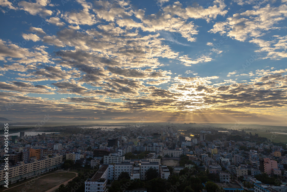 Fototapeta premium 新年 朝日 日の出 霧 薄い