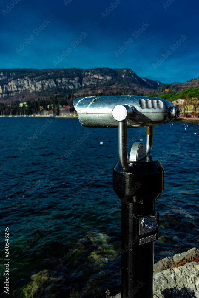 binocolo sul lago di Garda