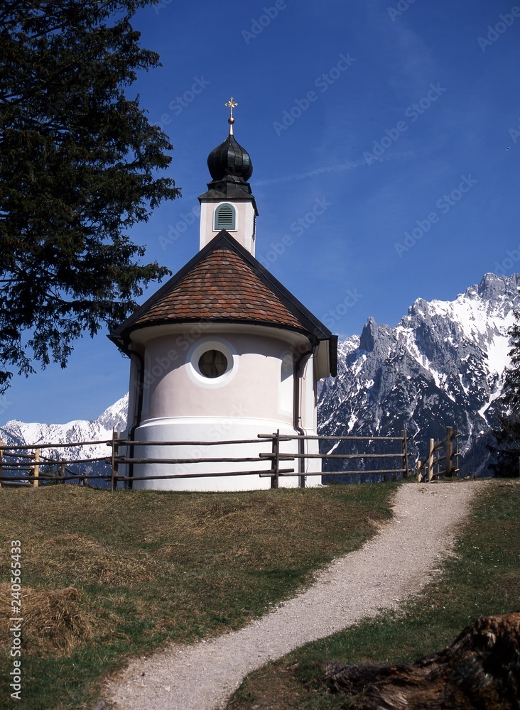 Aleine Kapelle in den Alpen