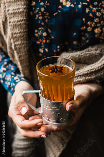 Quadro su tela A glass with hot grog in woman's hands