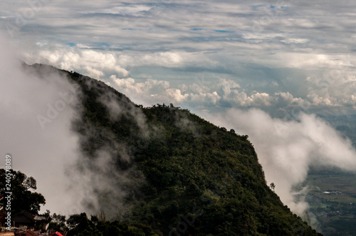 Ausblick von einem Berg auf Täler in Nord Thailand