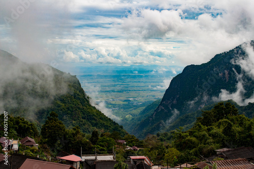 Ein V-Tal mit Blick auf die Stadt Chiang Rai