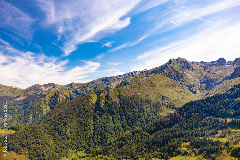 Paysage,vue sur les pistes et montagnes autour de la station de ski Guzet-neige en été. Couserans-Pyrénées,valée d'Ustou,Ariège,Occitanie,France.