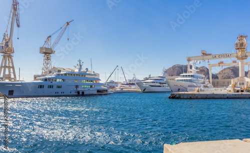 Photos port et chantier naval de la Ciotat, France