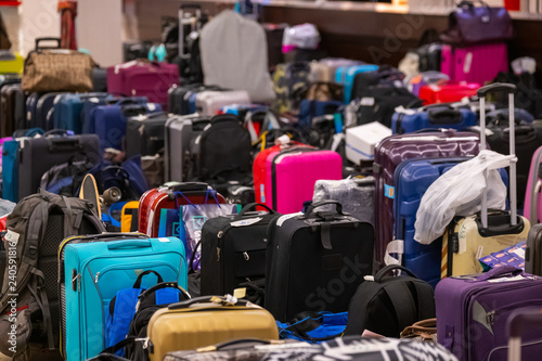 Foto Large large amount of lost baggage at the airport.
